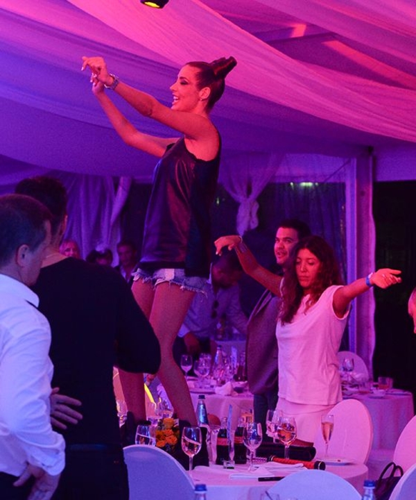 Кети Топурия устроила танцы на столе в Юрмале