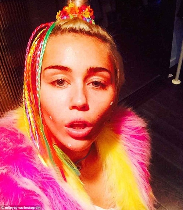 Майли Сайрус сделала татуировку своему ассистенту