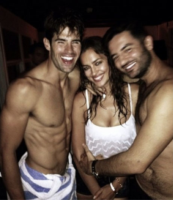 Ирина Шейк показала фото с полуобнаженными мужчинами