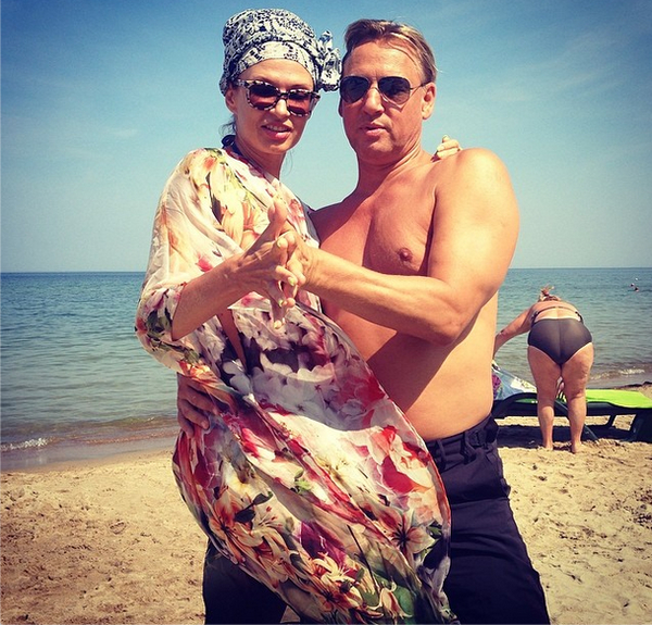 Эвелина Бледанс показала пляжное фото 54-летнего  Дмитрия Харатьяна
