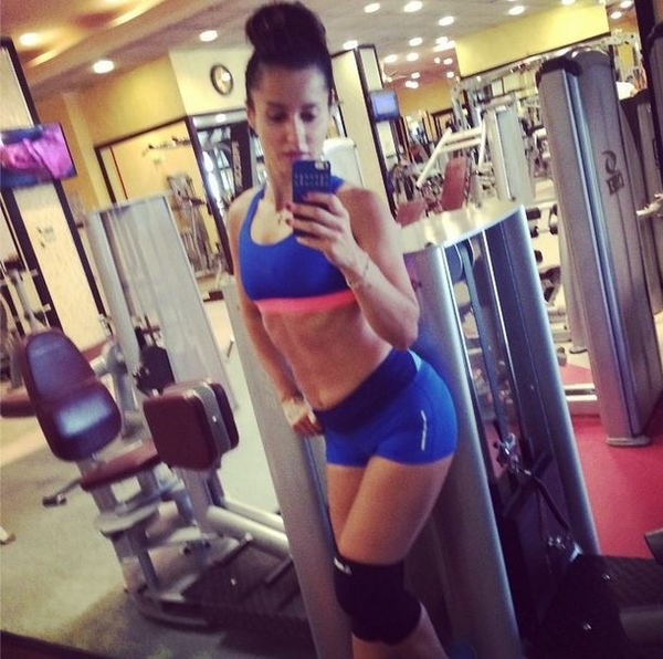 Тина Канделаки занимается спортом в коротких шортиках