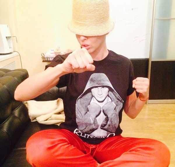 Оля Полякова носит футболку с изображением Владимира Кличко: Он на мне