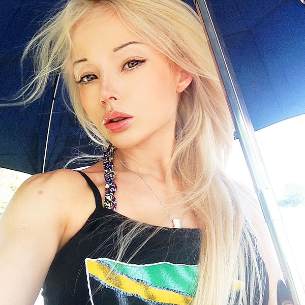 Одесская Барби показала новое тату на руке, раздевшись до белья