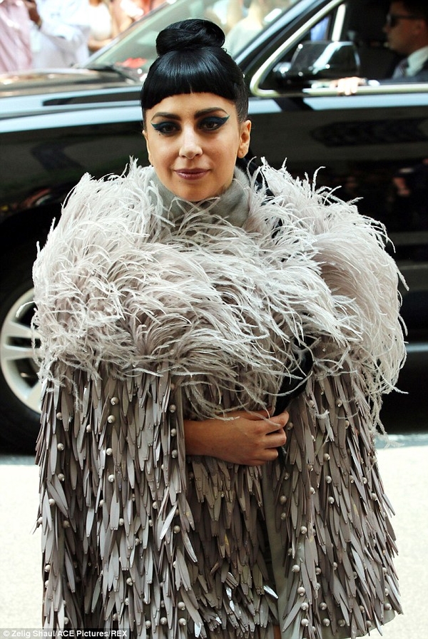 Эпатажная Lady GaGа вышла на прогулку в шубе
