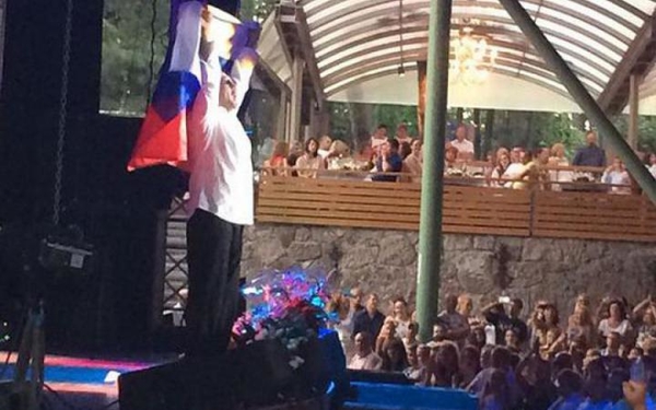 Григорий Лепс размахивал российским флагом на концерте в Юрмале