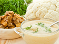 Крем-суп из цветной капусты с ржаными гренками