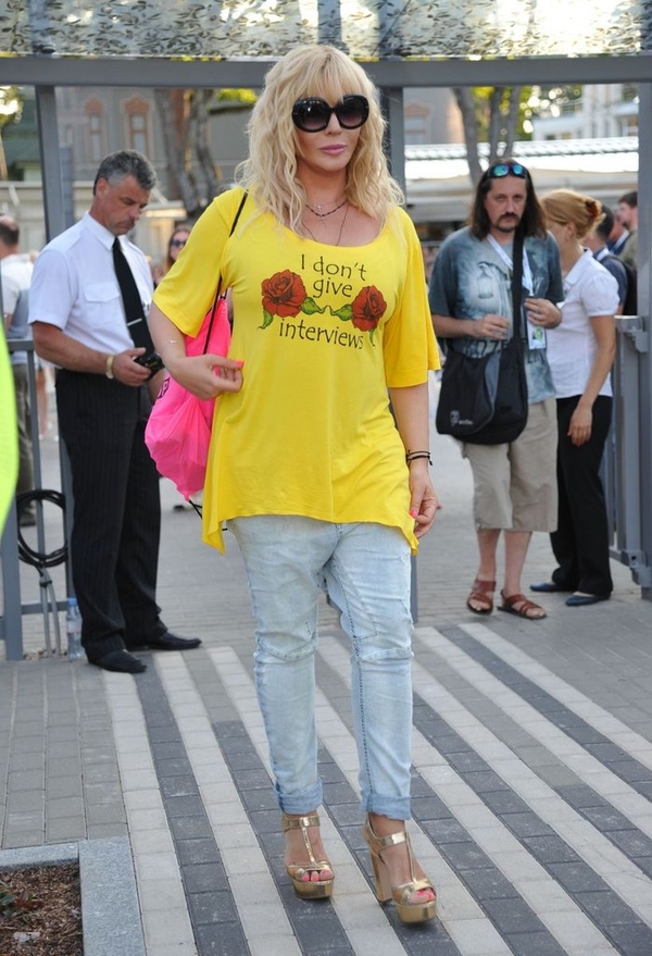 Ирина Билык гуляла по Юрмале в футболке с надписью "Я не даю интервью"