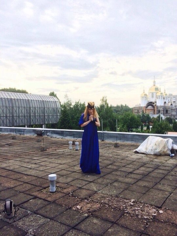 Травести-дива Монро молится по утрам