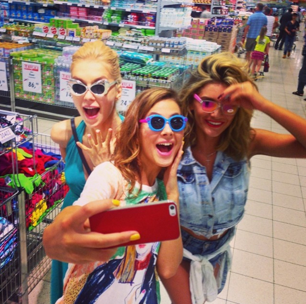 Участницы ВИА Гры повеселились в супермаркете