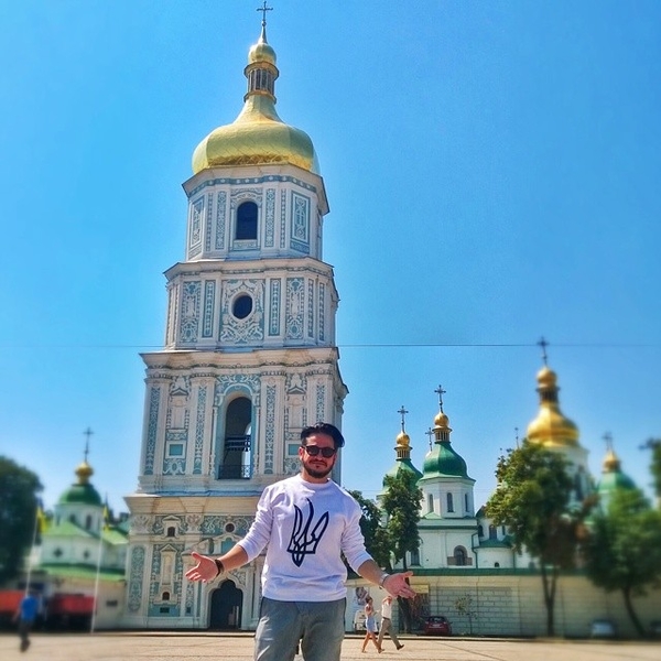 Колумбиец Эктор Хименес-Браво носит реглан с трезубцем