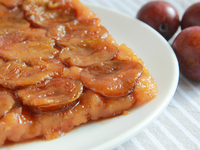 Перевернутый пирог с корицей и сливами