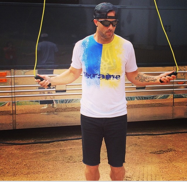 Солист группы Skillet поддержал украинских фанатов