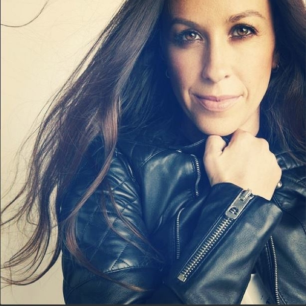 Певица Аланис Мориссетт показала, как кормила сына грудью