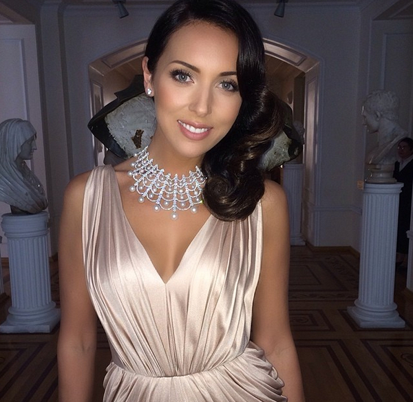 31-летняя певица Алсу показала, как сейчас выглядит ее мама