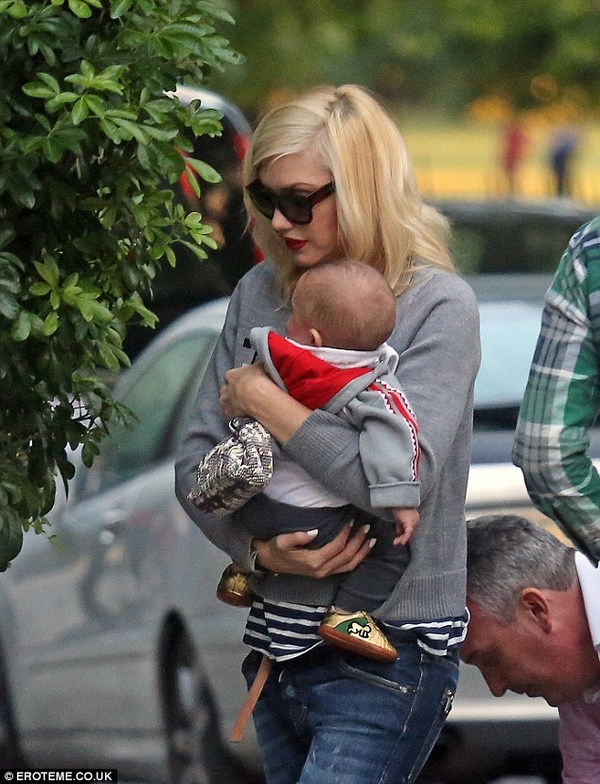 44-летняя Гвен Стефани вышла на прогулку с ребенком босиком