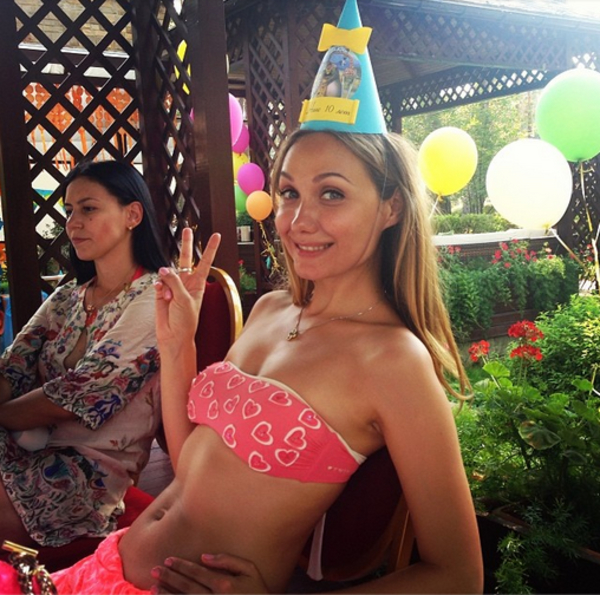 Евгения Власова отпраздновала 10-летие дочери в откровенном топе
