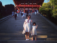 Анна Селюкова гуляет по Японии в вышиванке