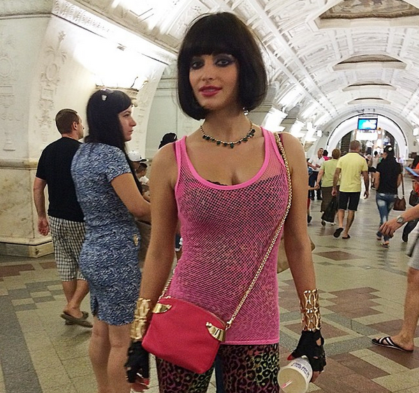 Татьяна Котова удивила новым образом и глубоким декольте