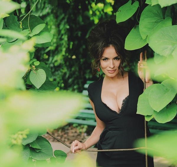 Надежда Мейхер похвасталась пышными формами в новой фотосессии