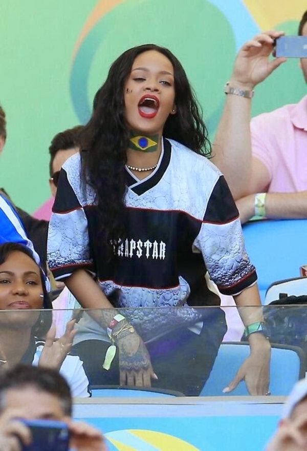 Певица Рианна планирует купить футбольный клуб