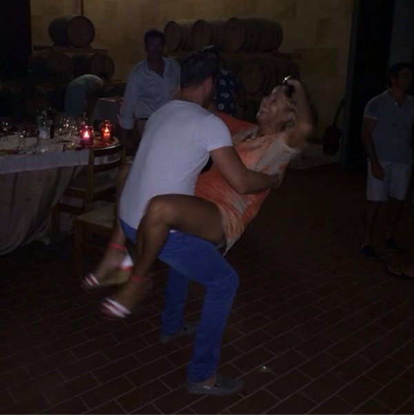 Лариса Копенкина веселится без Прохора Шаляпина на Сардинии