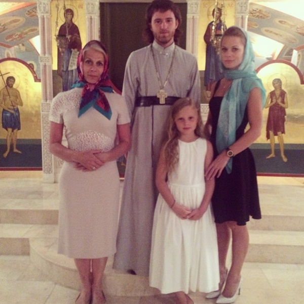 Ольга Фреймут с мамой и дочкой посетила монастырь