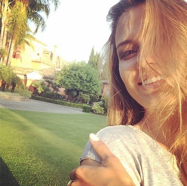 Виктория Боня загорает топлес у бассейна