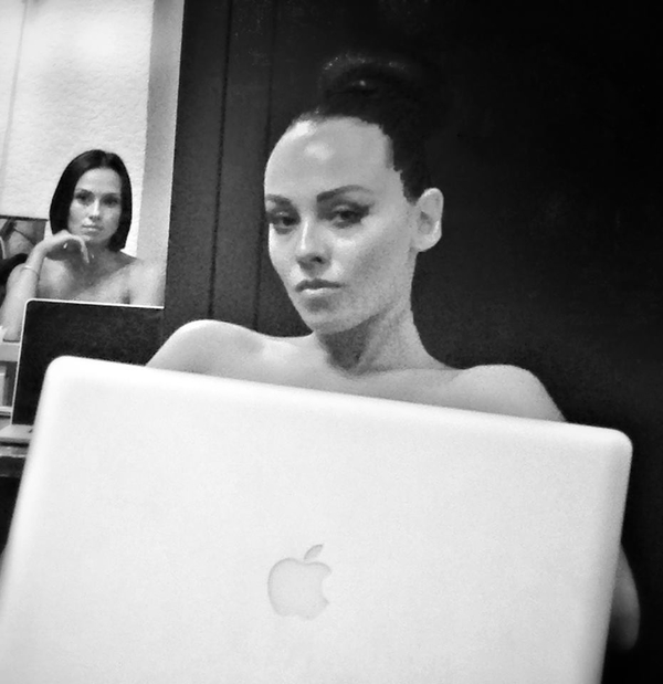 Солистки группы NikitA предложили униформу для офисных работников