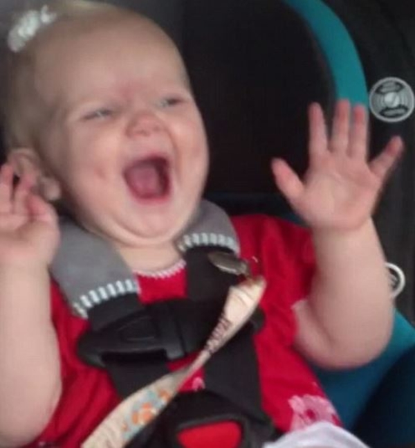 Как девочка реагирует на песню Кэти Перри