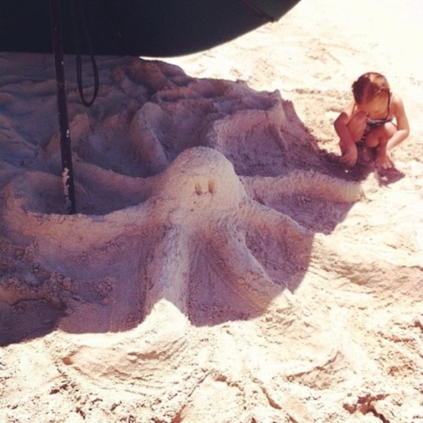 День строителя: Что строят дети из песка