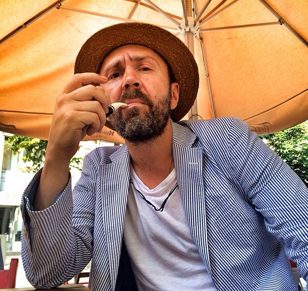 Сергей Шнуров отдыхает за границей: Ел ихнее и не давился