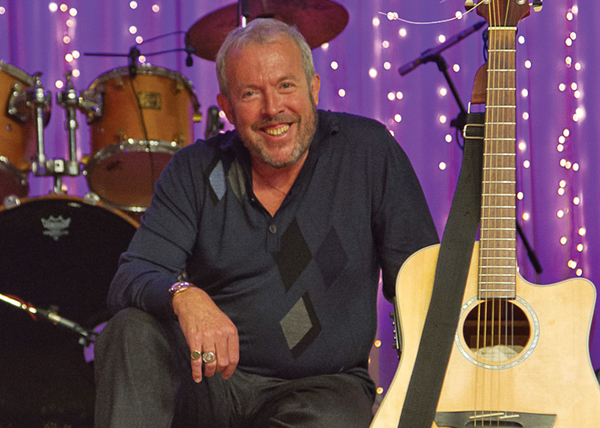 Макаревич посетит с концертом города на Востоке Украины