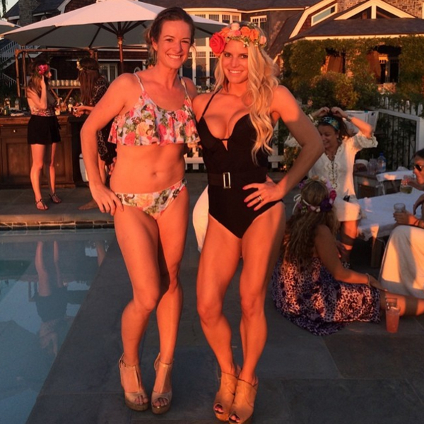 Джессика Симпсон показала подкачанное тело в купальнике