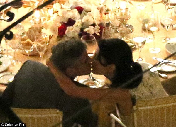 Джордж Клуни с невестой демонстрируют чувства друг к другу