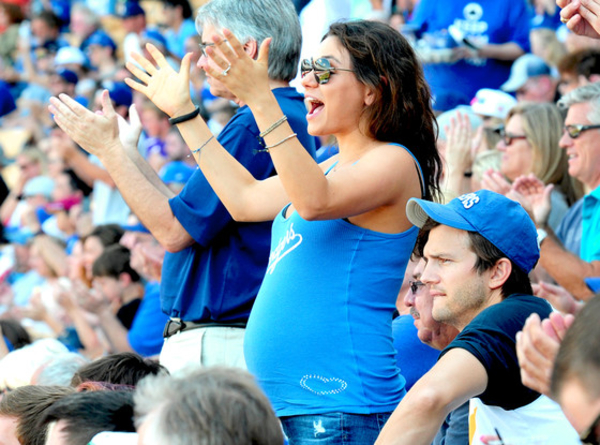 Именинница Мила Кунис: ТОП-10 фото беременной актрисы