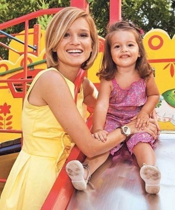 Пятилетняя дочь Ксении Бородиной носит подвеску с бриллиантом