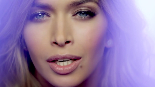 Вера Брежнева похвасталась фигурой в бикини