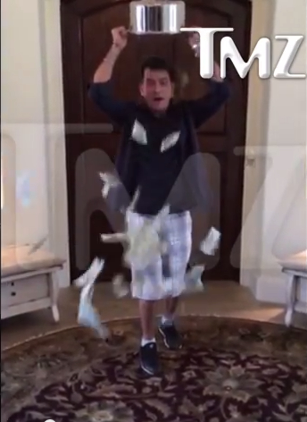 Благотворительный флешмоб: Чарли Шин опрокинул на себя ведро с долларами