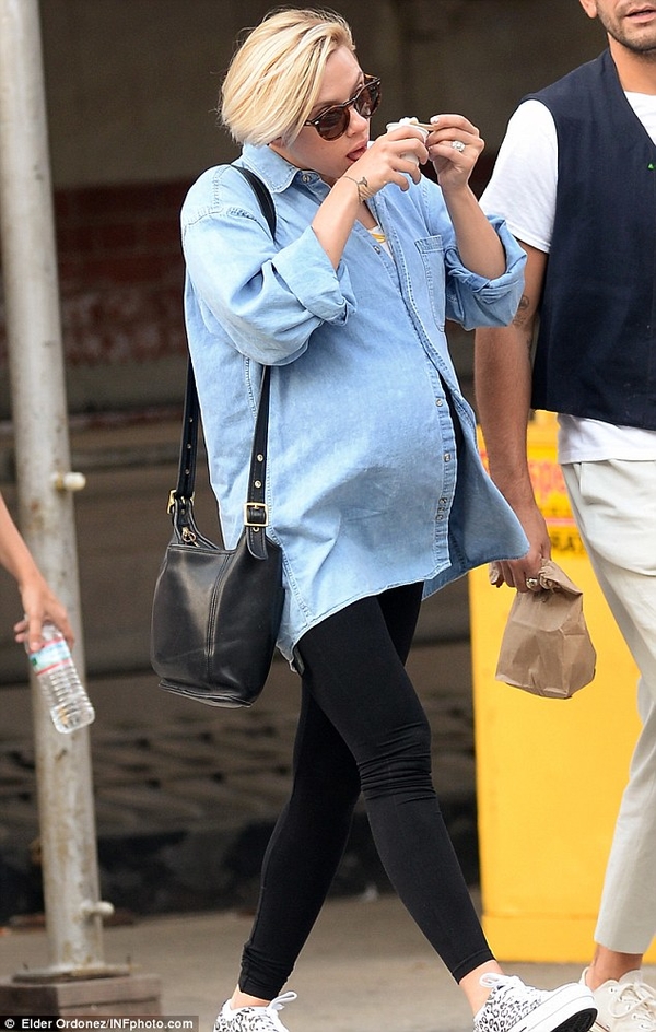 Беременная Скарлетт Йоханссон объедается мороженым