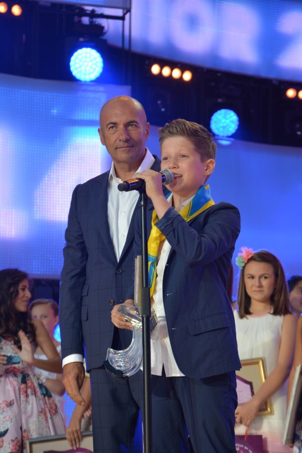 Детская Новая волна: Украинец выступил с флагом вопреки словам организаторов