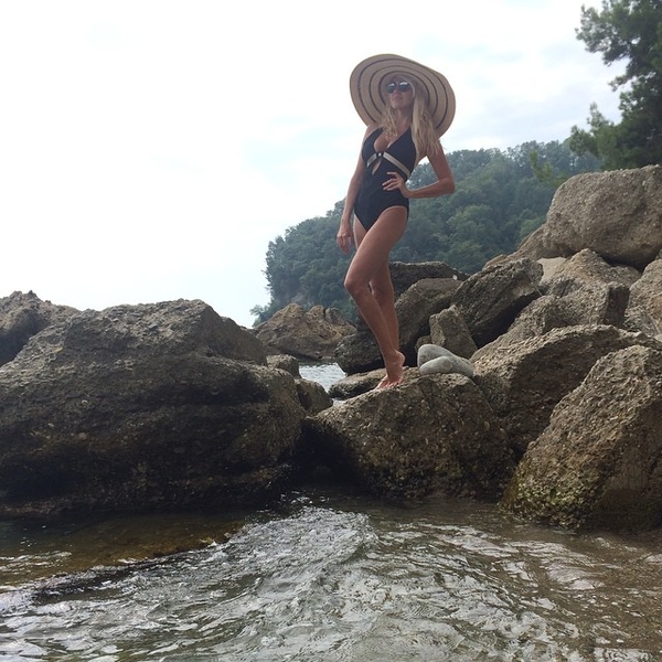 Яна Рудковская в купальнике облилась холодной водой