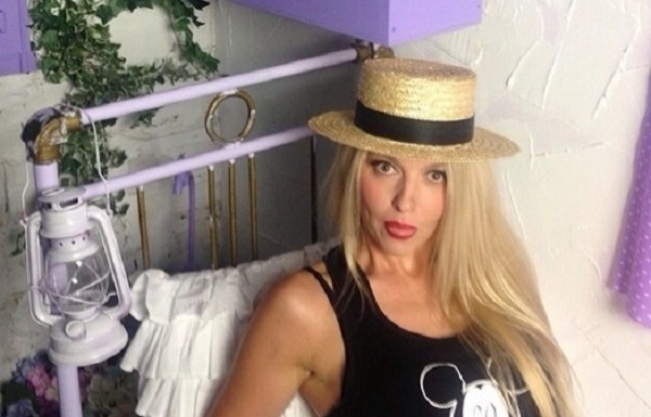 Оля Полякова показала фото топлесс из бани