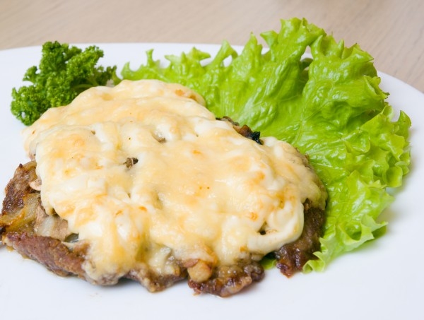 Горячие блюда на Новый год: Три рецепта мяса по-французски