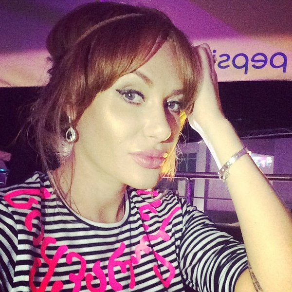 Беременная солистка НеАнгелов похвасталась пышным бюстом