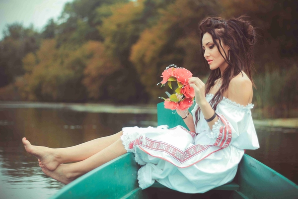 Солистка группы Пара Нормальных снялась в патриотичной фотосессии