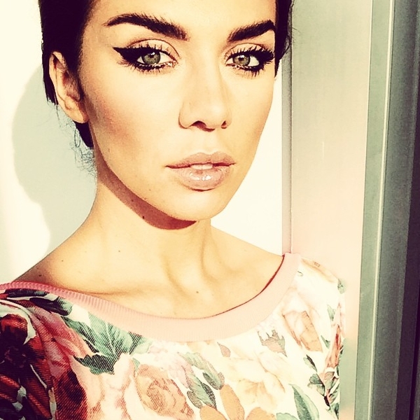 Аню Седокову в коротком платье облили ледяной водой