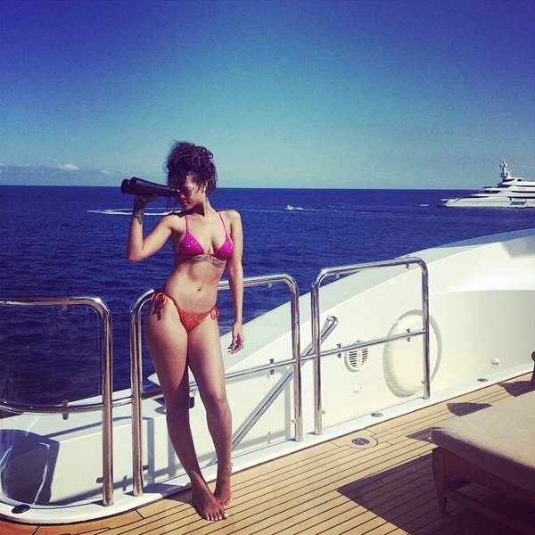 Рианна похвасталась фигурой в ярком бикини