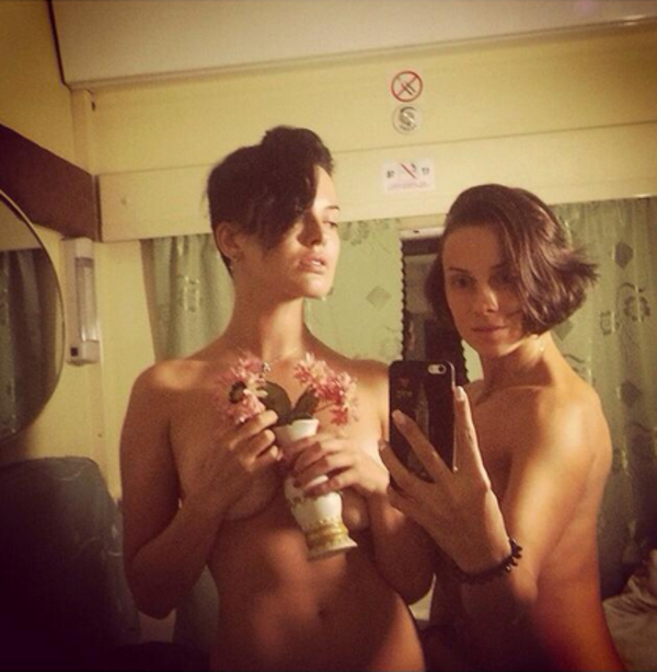 Солистки группы NikitA оголились во время поездки в поезде