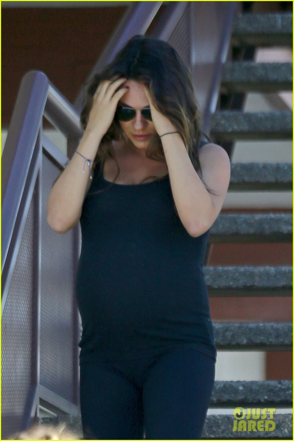 Беременная Мила Кунис продолжает ходить на йогу