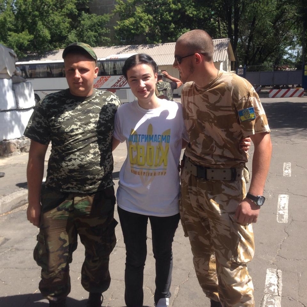 Настя Приходько подарила свой крестик из Иерусалима бойцу АТО